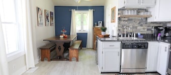 Gorgeous Village Home 3 bd, 2 ba Short Walk To Shops, Restaurants, Ski Shuttle