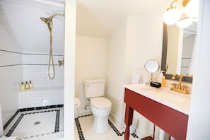 Combined shower/bathtub, hair dryer, towels