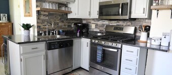 Korte wandeling naar winkels, restaurants en meer, neem de ski-shuttle van het huis