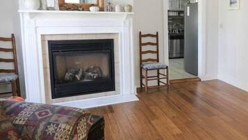 Smart-TV, Kamin, Bücher