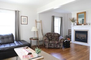 Smart-TV, Kamin, Bücher