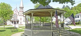 Gorgeous Village Home 3 bd, 2 ba Short Walk To Shops, Restaurants, Ski Shuttle