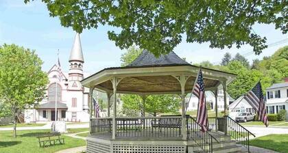 Gorgeous Village Home 3 bd, 2 ba Short Walk To Shops, Restaurants, Ski Shuttle