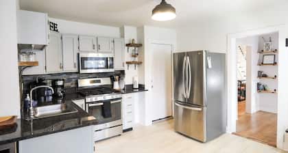 Gorgeous Village Home 3 bd, 2 ba Short Walk To Shops, Restaurants, Ski Shuttle