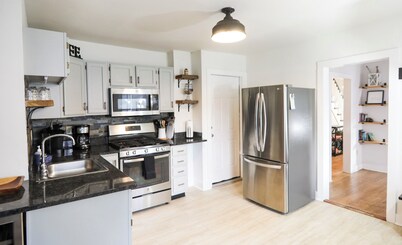 Gorgeous Village Home 3 bd, 2 ba Short Walk To Shops, Restaurants, Ski Shuttle