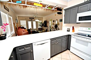 Fridge, microwave, stovetop, dishwasher - Shopping ~ Dining ~ Fun in the sun 🌞 Hurry, Don't Walk, RUN! 🌴 (Gulf Shores)