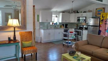 Télévision, lecteur de DVD, livres, médiathèque