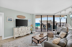 Smart TV, DVD player, books - Brand New Renovated! Free Beach SRVC!! Free Beach Bonfire M/F nights (Miramar Beach)