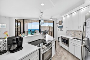 Fridge, microwave, oven, stovetop - Brand New Renovated! Free Beach SRVC!! Free Beach Bonfire M/F nights (Miramar Beach)