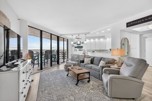 Smart TV, DVD player, books - Brand New Renovated! Free Beach SRVC!! Free Beach Bonfire M/F nights (Miramar Beach)