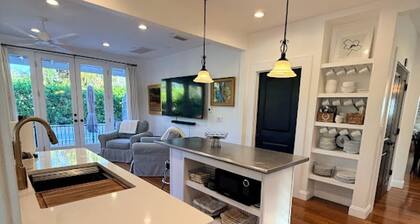 The Beautiful House 6/4.5 w/detached residence, Pets+ SUN & FUN, CLOSE TO BEACH