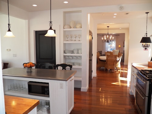 The Beautiful House 6/4.5 w/detached residence, Pets+ SUN & FUN, CLOSE TO BEACH 