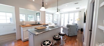 The Beautiful House 6/4.5 w/detached residence, Pets+ SUN & FUN, CLOSE TO BEACH 