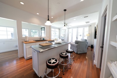 The Beautiful House 6/4.5 w/detached residence, Pets+ SUN & FUN, CLOSE TO BEACH