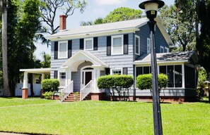 Exterior - The Beautiful House 6/4.5 w/detached residence, Pets+ SUN & FUN, CLOSE TO BEACH  (Bradenton)