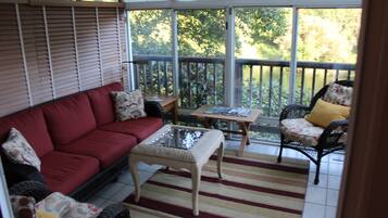 Smart-tv, een open haard, een dvd-speler en boeken