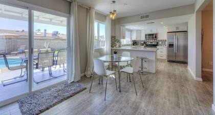 Erinomainen REMODELED 4 makuuhuoneen suunnittelijakoti, jossa on oma lämmitetty uima-allas.