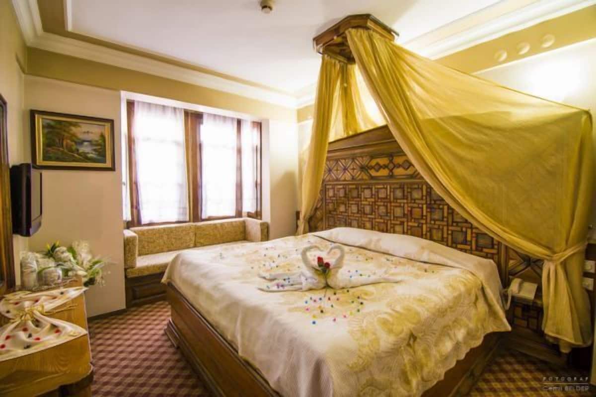 Minibar, desk, free WiFi