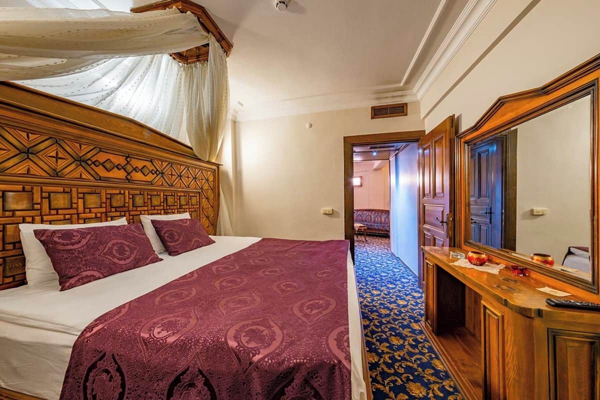 Minibar, desk, free WiFi