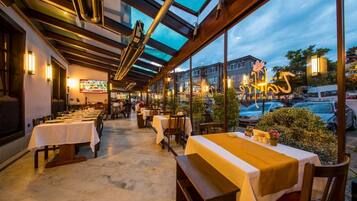 Petit déjeuner et déjeuner servis sur place, spécialités Cuisine turque