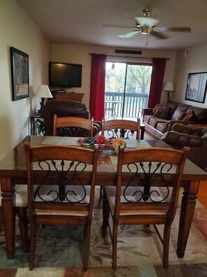 Fernseher, Kamin, DVD-Player, Bücher