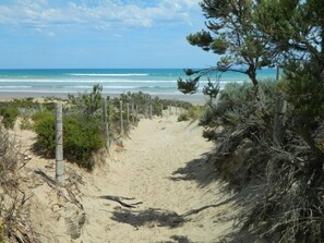 Ubicación cercana a la playa y toallas de playa