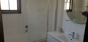 Ensemble douche/baignoire, sèche-cheveux, serviettes fournies