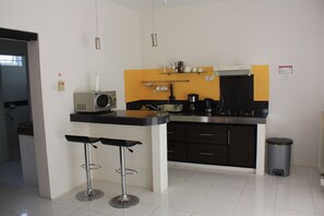 Departamento, 1 habitación, cocineta | Cocineta privada | Refrigerador con congelador, microondas, horno y parrilla de estufa 