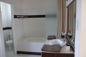 Apartment, 1 Bedroom, Kitchenette | Bathroom | Deep-soaking bathtub, free toiletries, towels