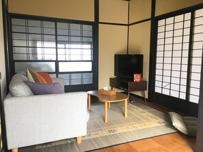 Villa | Vardagsrum | Platt-tv, en tv-spelskonsol och Netflix