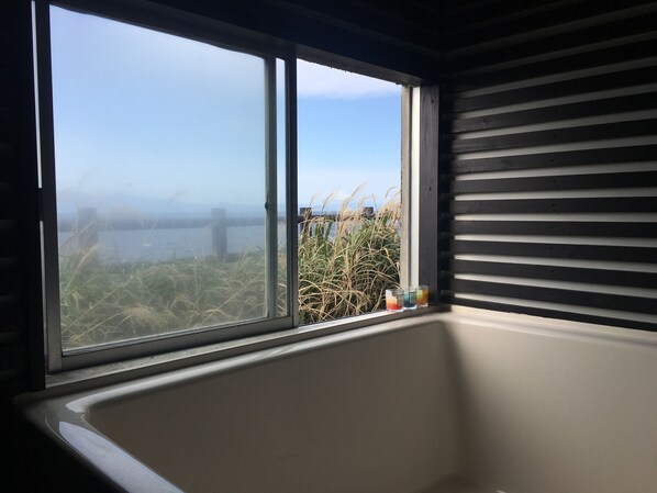 Villa | Badrum | Badkar och dusch, bubbelbadkar, gratis toalettartiklar och hårtork