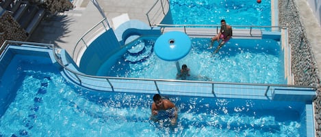 3 piscines extérieures
