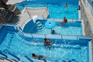 3 piscines extérieures