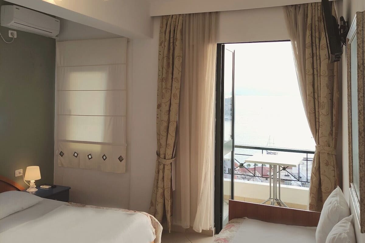 Comfort Triple Room | In-room safe, WiFi (free), individually decorated