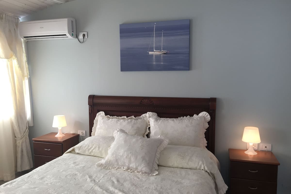 Habitación cuádruple superior | Caja fuerte, wifi gratis, decoración individual y mobiliario individual