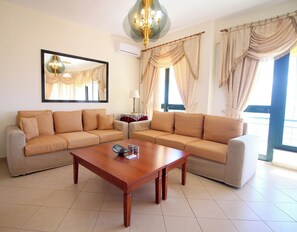 Rom – grand | Safe på rommet, individuelt dekorert og individuelt innredet