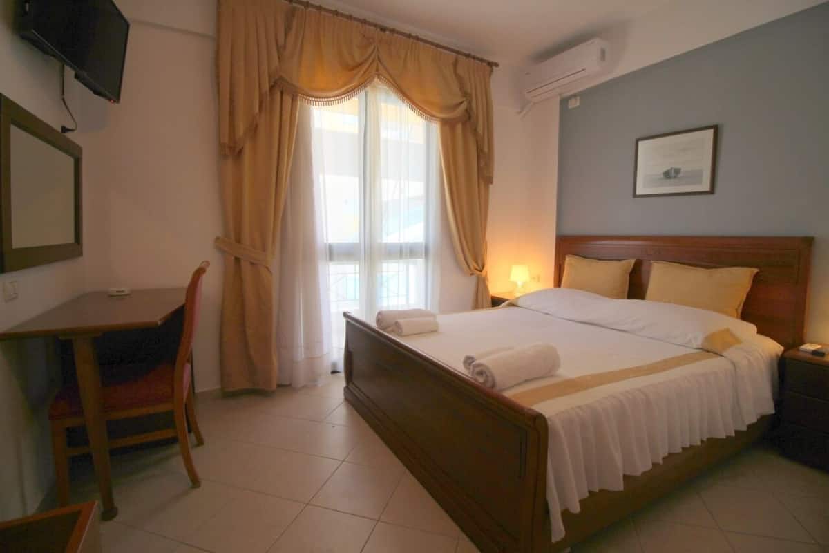 Classic Triple Room | In-room safe, WiFi (free), individually decorated