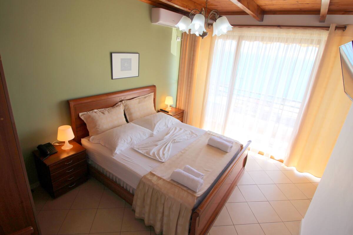 Habitación doble superior | Caja fuerte, wifi gratis, decoración individual y mobiliario individual