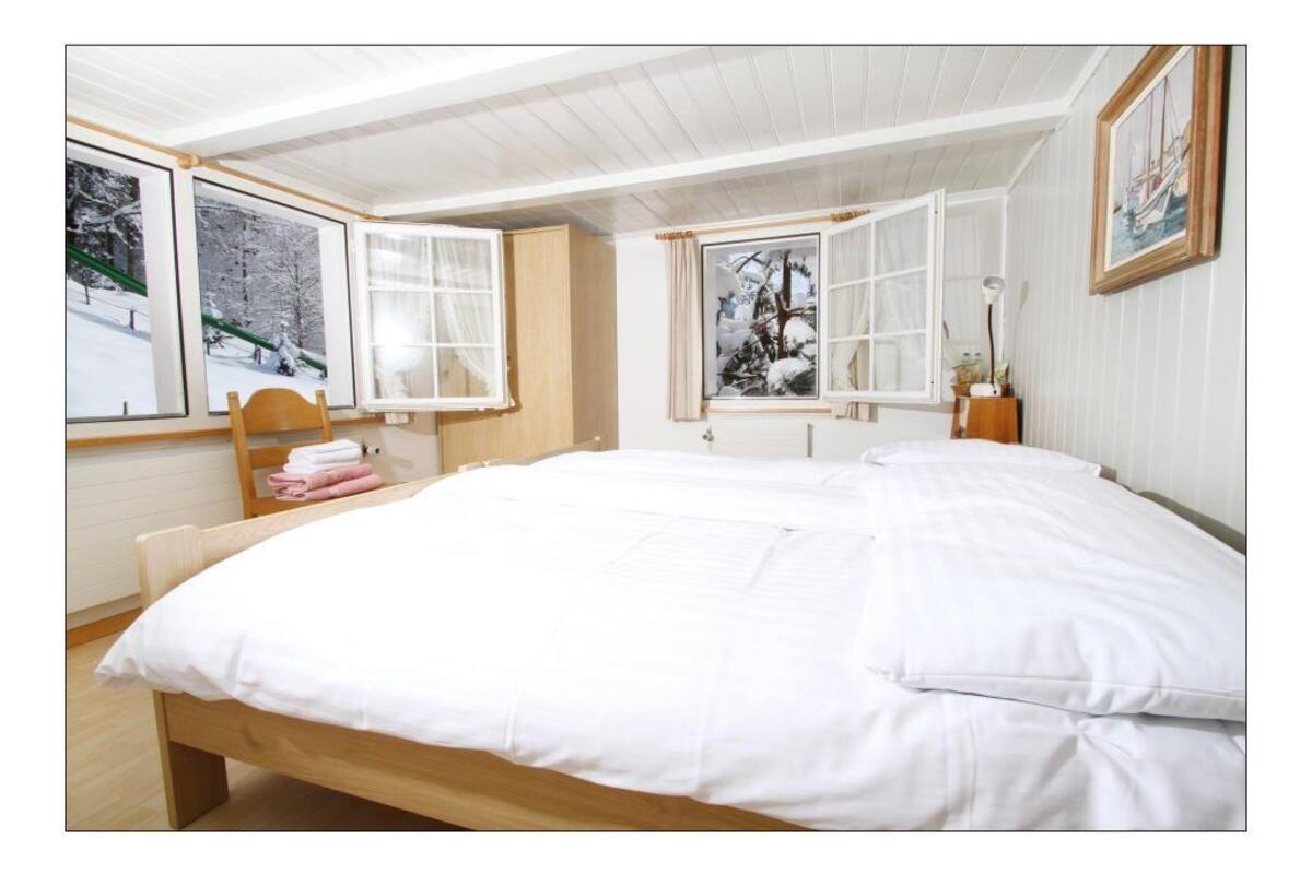 Suite, vista a la montaña | Escritorio, cunas gratuitas y wifi gratis