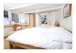 Desk, free cots/infant beds, free WiFi