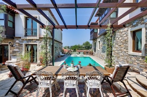 Una piscina al aire libre