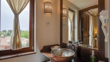 Habitación Deluxe con 1 cama matrimonial o 2 individuales, vista a la ciudad | Baño | Regadera, regadera tipo lluvia, amenidades de baño gratuitas