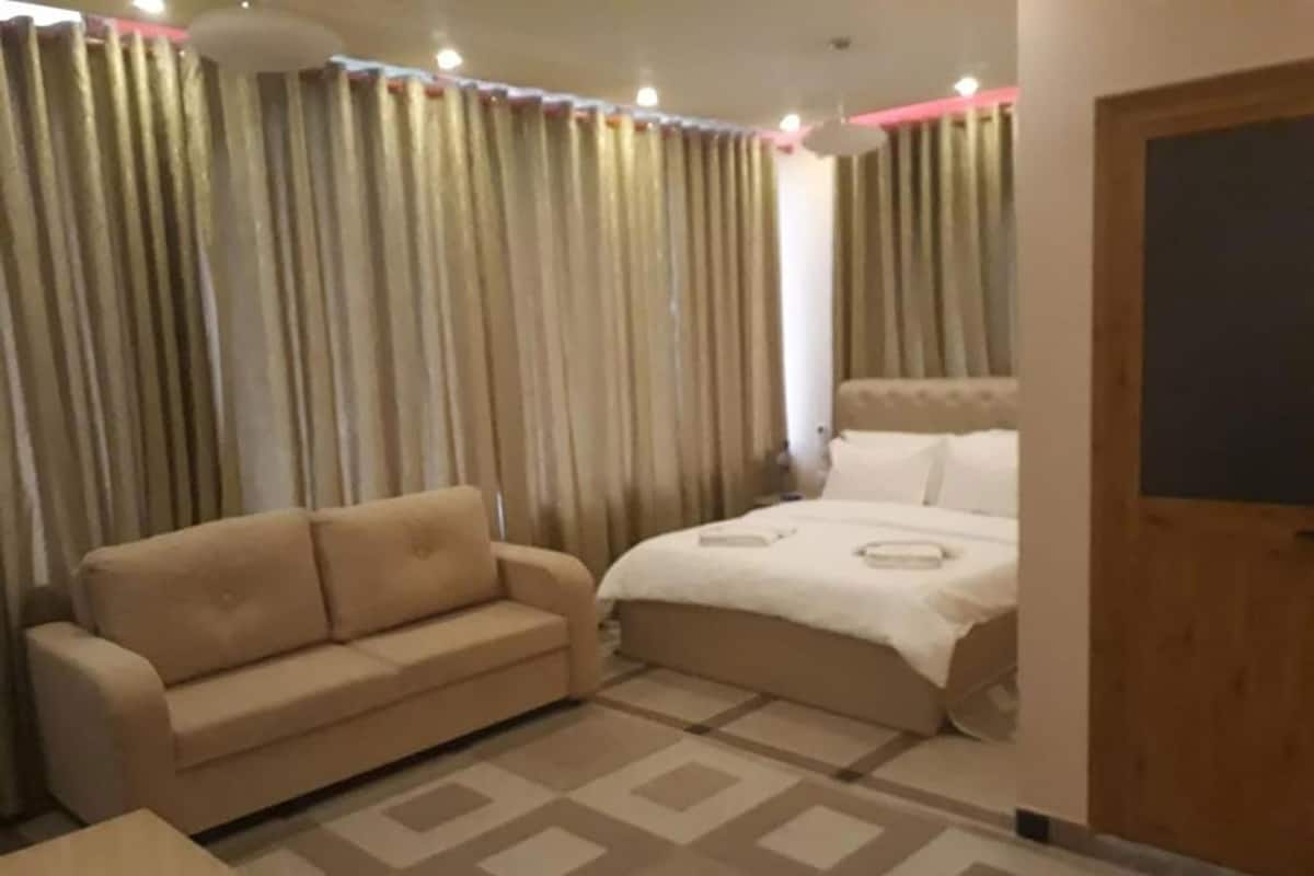 In-room safe, desk, soundproofing, free WiFi