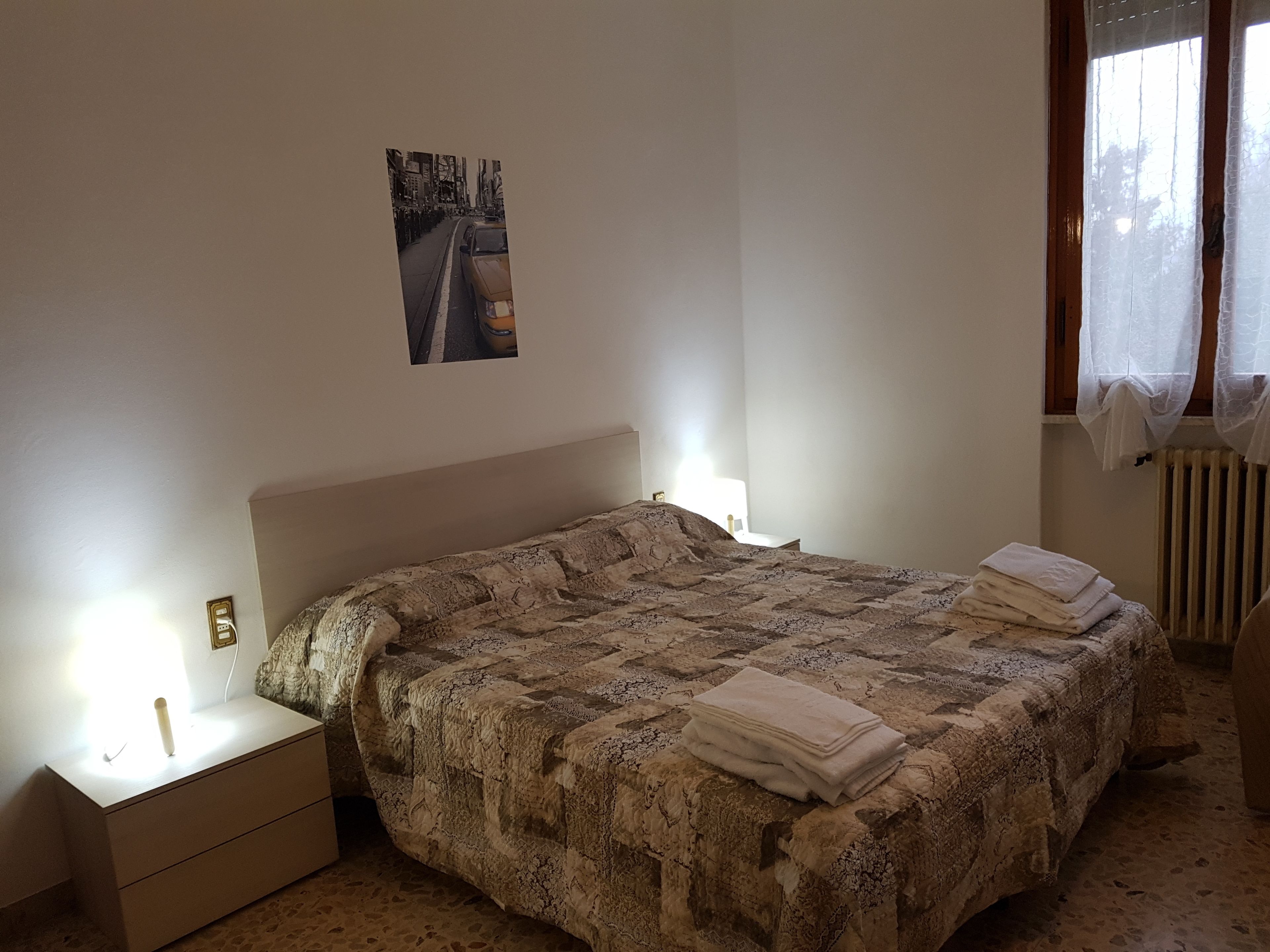 羽毛の掛け布団、可動式ベッド、WiFi (無料)、ベッドシーツ