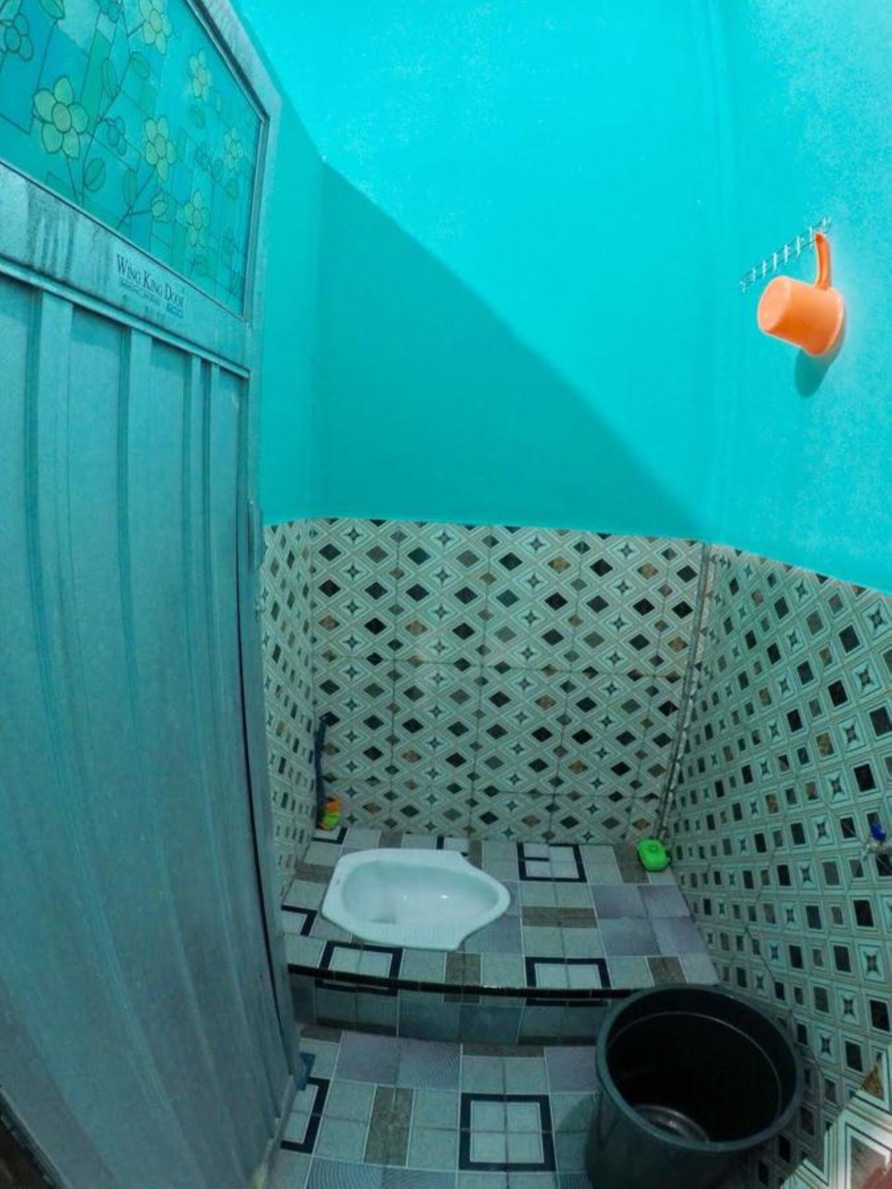 Un baño pequeño con inodoro, lavabo y zona de ducha.