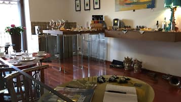 Desayuno buffet todos los días (con cargo)