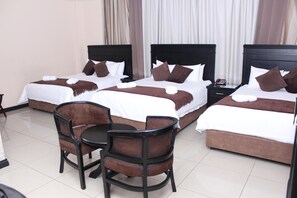 Värdeförvaringsskåp på rummet, arbetsyta för laptop och ljudisolering