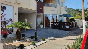 Un hotel llamado "Pousada Recanto do Cowboy" con el número de contacto (47) 3345 6235.
