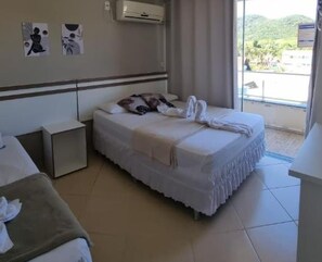 Minibar, desk, blackout drapes, iron/ironing board - Pousada Recanto do Cowboy (Penha)