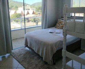 Frigobar, escrivaninha, cortinas blackout, ferros/tábuas de passar roupa